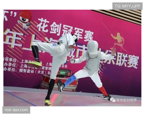 战术板走红赛场内外：教练与球迷共析比赛策略掀起观赛新热潮