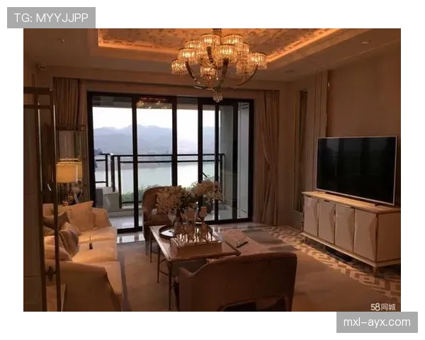 鲍春来居然家里布置得像豪宅，大院还没你家小阳台大吧？